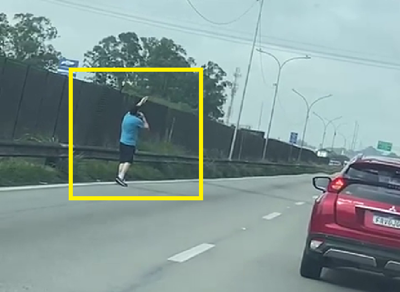 En un puente peatonal.