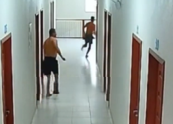 La encontró con otro en el hotel.