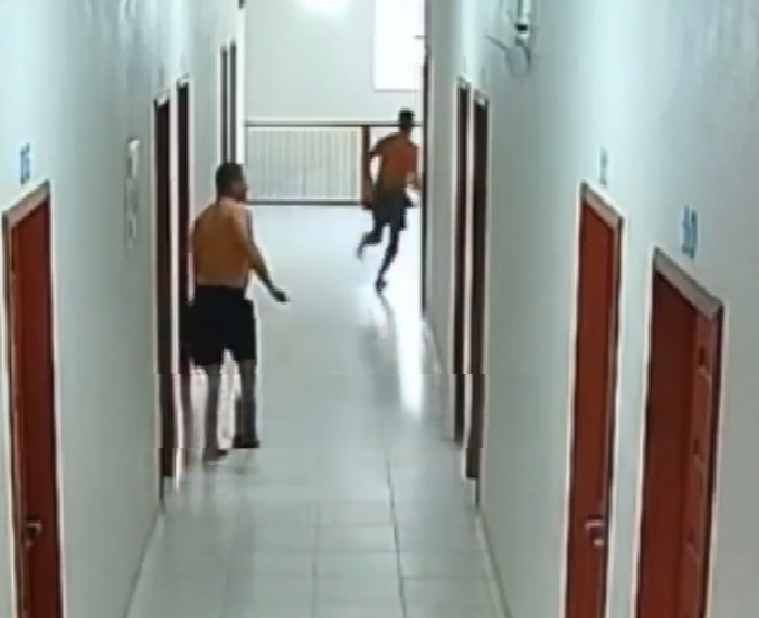 La encontró con otro en el hotel.