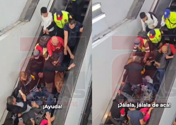 En unas escaleras eléctricas repletas