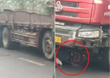 Quedó entre el asfalto y el camión.