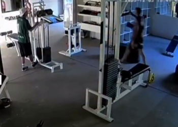 Dentro de un Gimnasio.