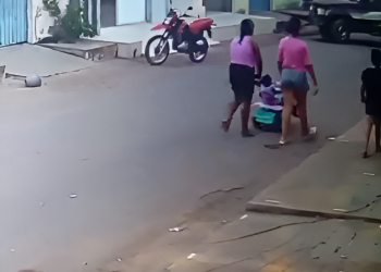 Iban caminando por el barrio con la bebé.