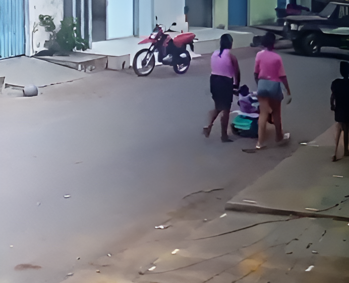 Iban caminando por el barrio con la bebé.