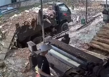 Con una maquina de troncos.