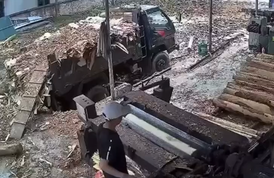 Con una maquina de troncos.