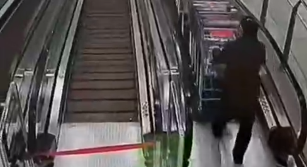 En las escaleras del centro comercial.