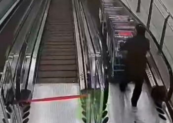 En las escaleras del centro comercial.