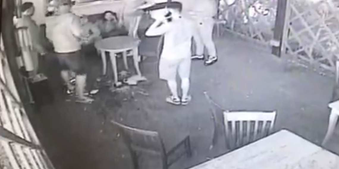 Pelea multitudinaria en un bar