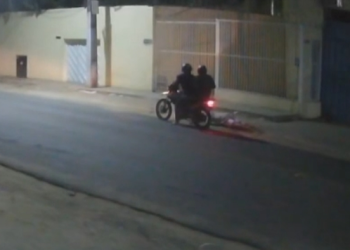 Dos en una moto armados.