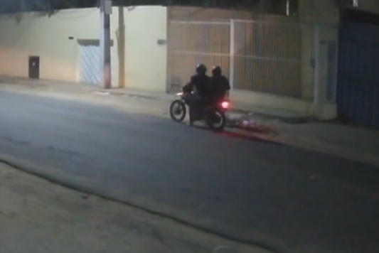Dos en una moto armados.