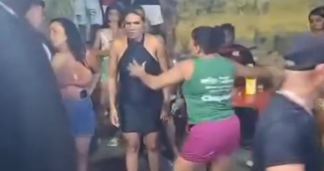 Enfrentamiento entre mujeres del bar.