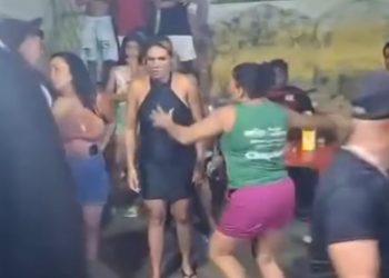 Enfrentamiento entre mujeres del bar.