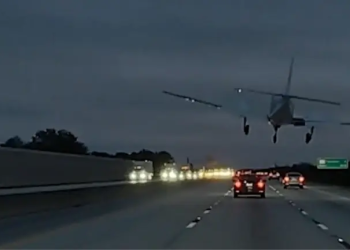 Una avioneta encima de un vehículo.