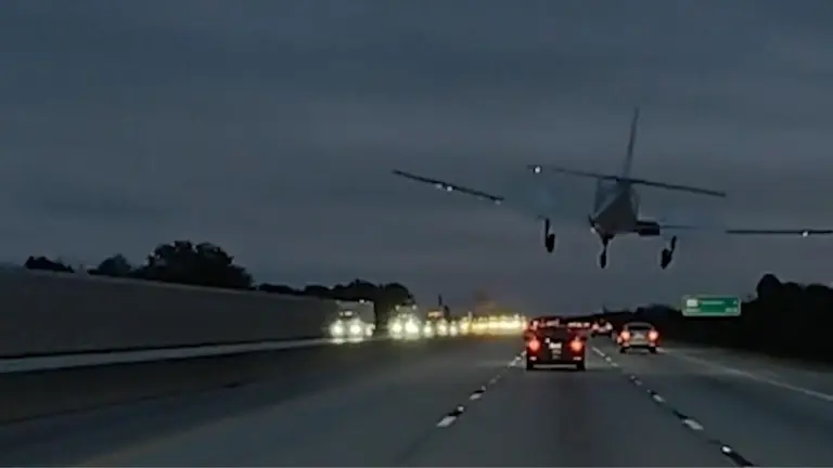 Una avioneta encima de un vehículo.